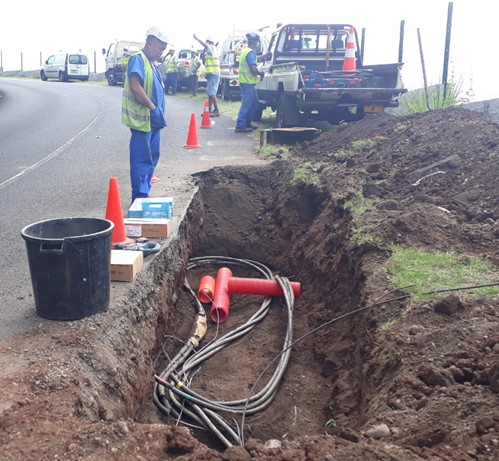 Renouvellement des câbles haute tension à Tetavake