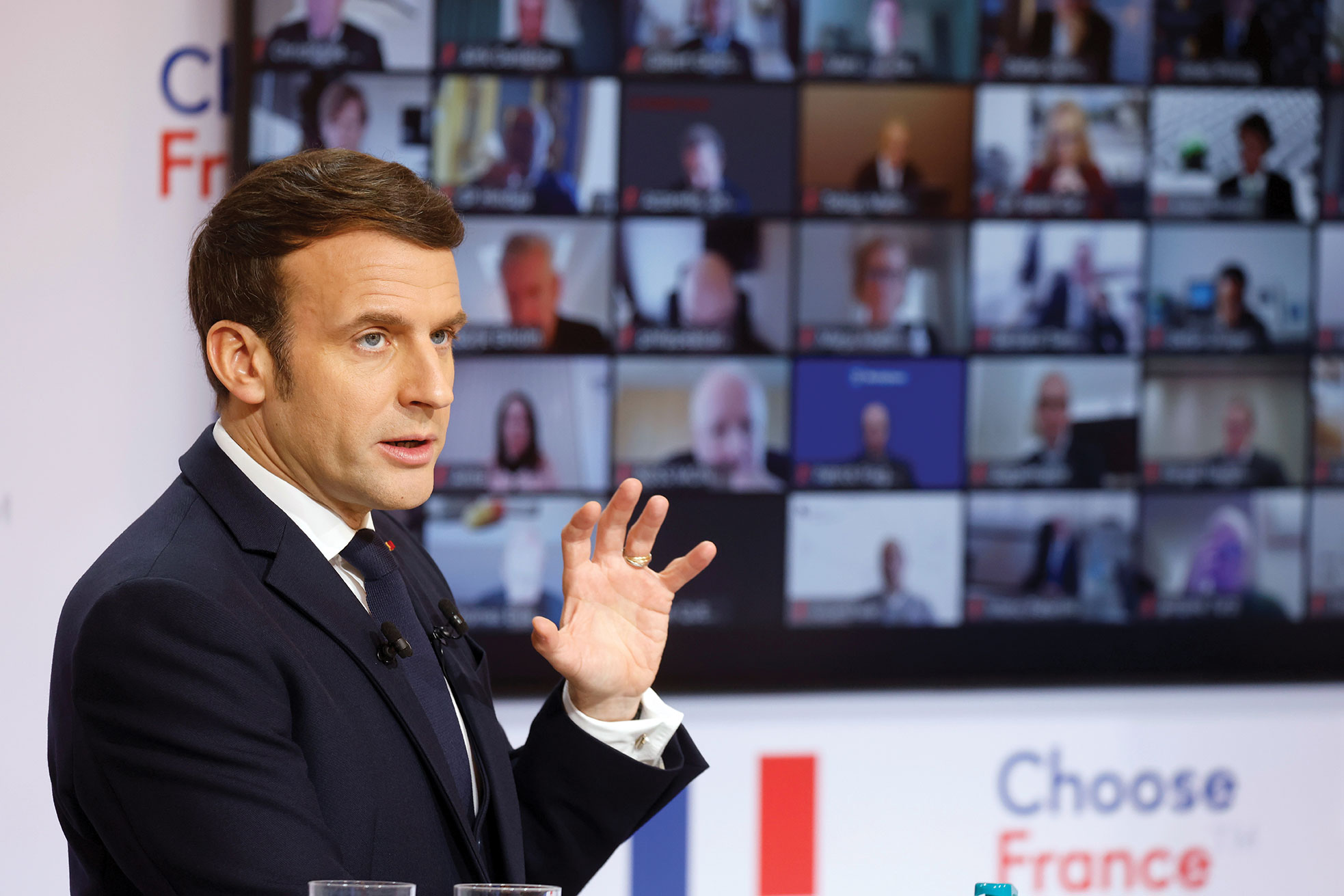 Macron promet aux patrons étrangers de continuer à réformer