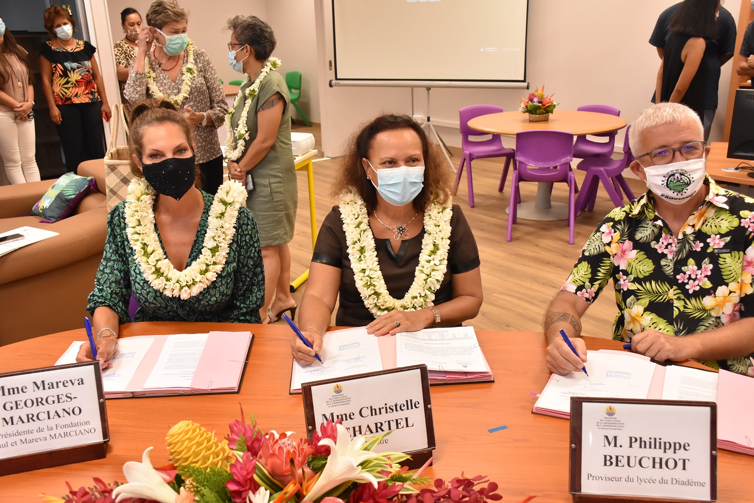 Mareva Georges-Marciano, Christelle Lehartel, ministre de l'Éducation, et Philippe Beuchot, proviseur du lycée du Diadème, ont présenté mardi le salon dédié au programme Margareth's Place.