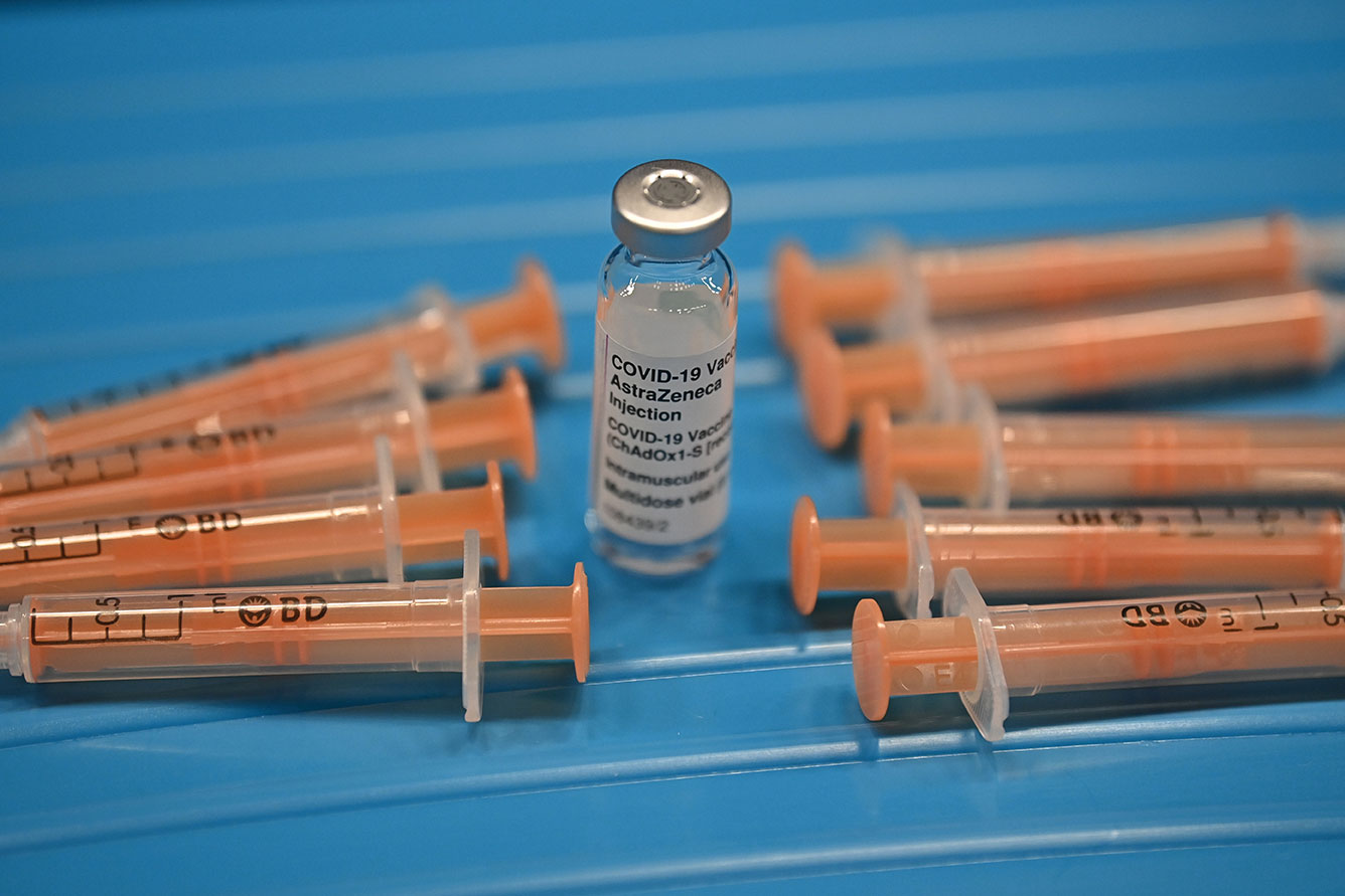 L'UE réclame à AstraZeneca de lui livrer des vaccins produits dans 2 usines britanniques