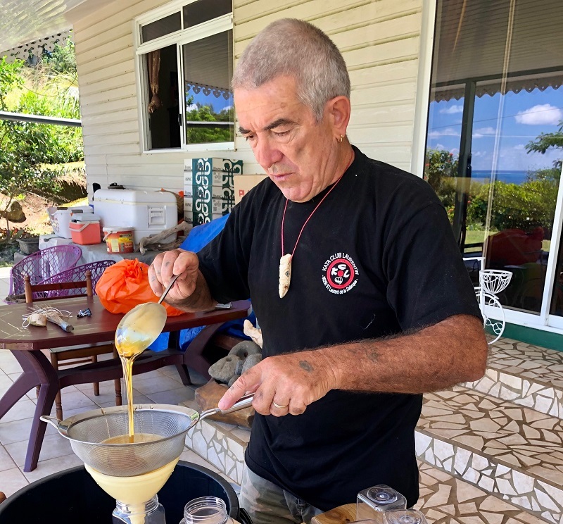 ​Yves Scanzy, l'apiculteur passionné des Gambier