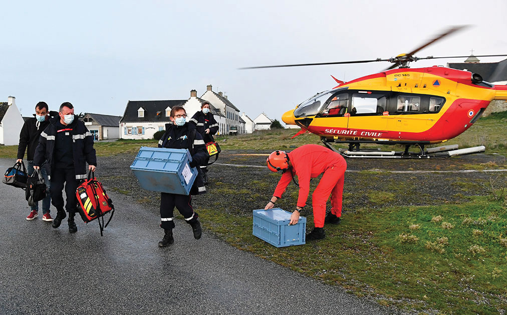 Covid-19: sur une île bretonne, le vaccin livré "à domicile" par hélicoptère