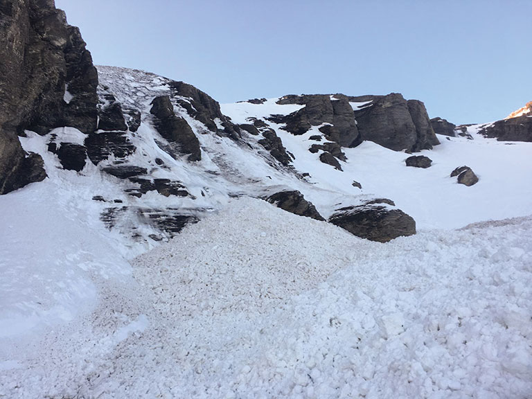 Miracle dans les Alpes: enseveli 2H40 sous la neige, un randonneur sauvé