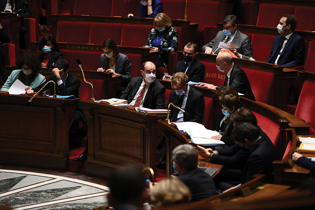 Séparatisme: le gouvernement défend son "remède" devant les députés