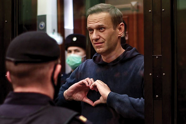 Russie: Navalny envoyé en prison pour près de trois ans, tollé occidental