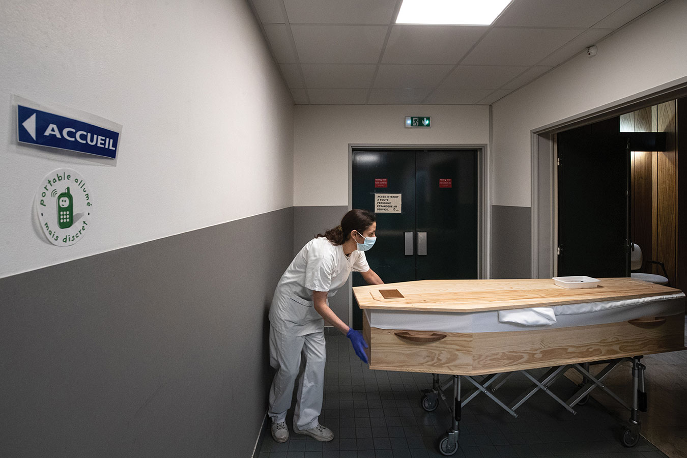 Covid-19: l'épidémie "mal contrôlée par les mesures actuelles", selon l'AP-HP