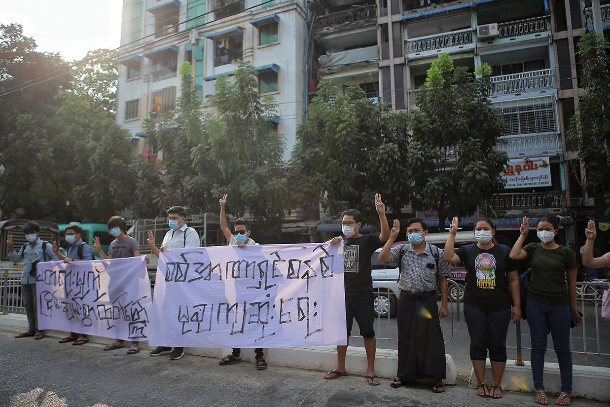 Birmanie : la contestation s'intensifie, l'armée poursuit les arrestations