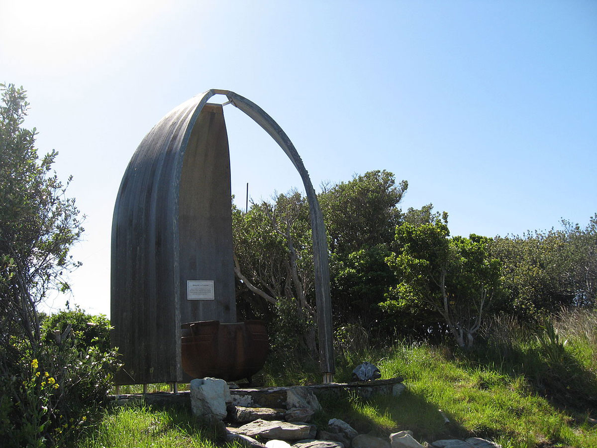 Erigé en bord de mer près de la plage de Kaingaroa sur l’île de Chatham, ce monument est dédié à la mémoire de Torotoro, premier Moriori à avoir été tué en 1791 par un membre d’équipage du Chatham commandé par William R. Broughton (Photo Lawrie Mead).