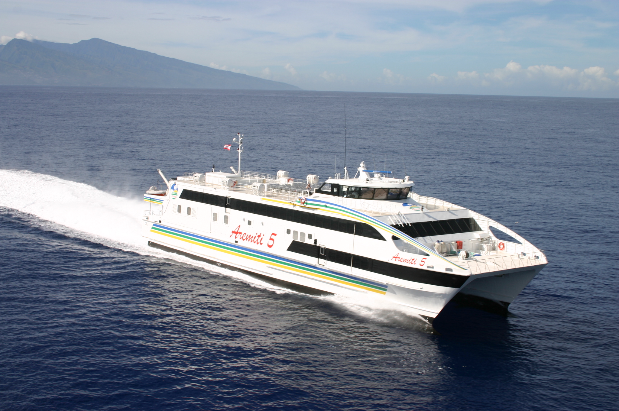 L'Aremiti 5 reconditionné, "plus stable et plus confortable", pourra accueillir à son bord 502 passagers, 16 tonnes de fret (aucun véhicule) et pourra atteindre une vitesse de croisière de 30 nœuds.