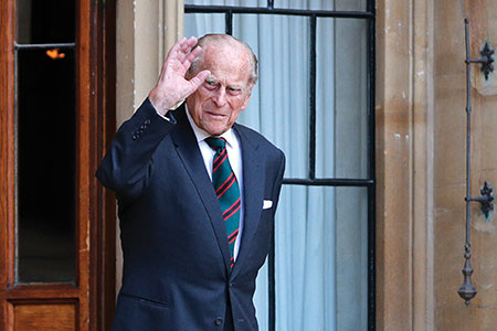 Le prince Philip, époux de la reine Elizabeth, hospitalisé après s'être senti mal