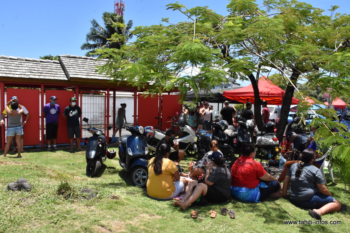 Mercredi matin, sur le piquet de grève installé à l'entrée de l'état-major du groupe OPT à Fare Ute.