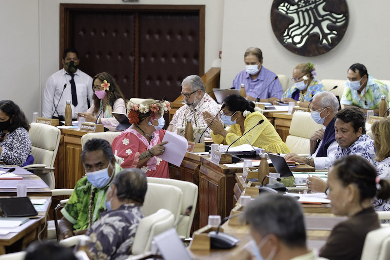 ​Teura Iriti soutenue par son groupe