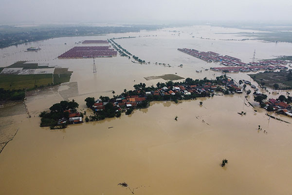 Des inondations dans la capitale indonésienne Jakarta font cinq morts