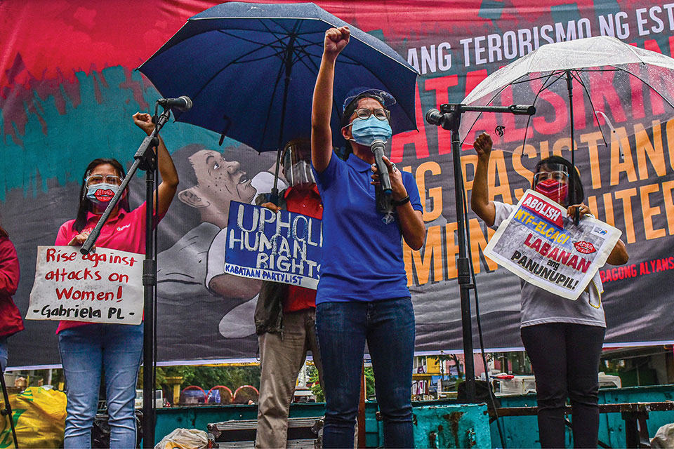 Philippines: la chasse aux "rouges" nourrie par la désinformation sur Facebook