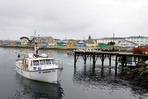 Saint-Pierre-et-Miquelon: l'effondrement d'une route coupe un village en deux