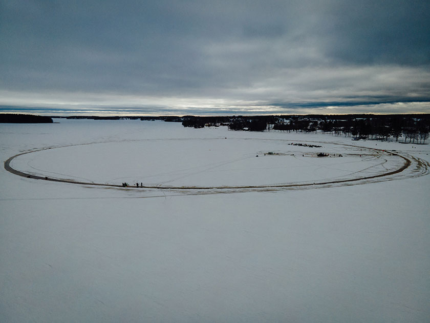 Des Finlandais construisent le plus grand "manège de glace" au monde