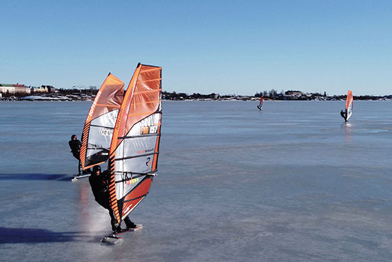 En Finlande, les planches à voile sur glace foncent sur la mer gelée