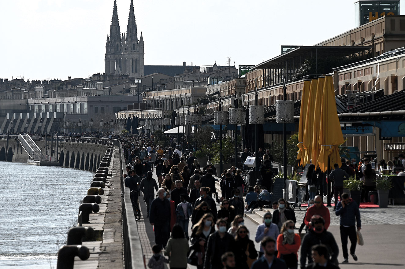 A Bordeaux, les quais de Garonne restent ouverts mais l'alcool interdit en centre-ville