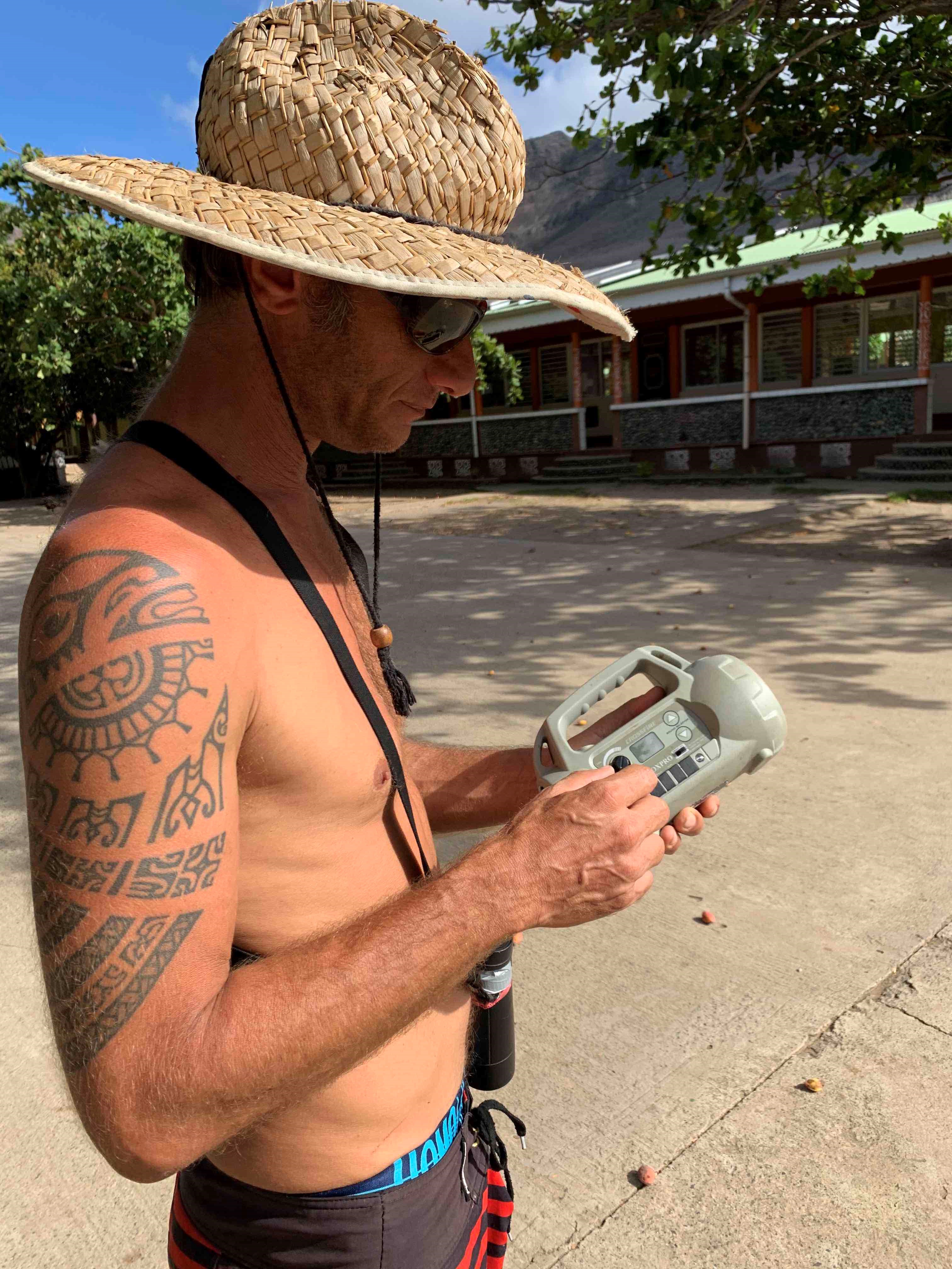 Thomas Ghestemme de l'association Manu SOP essaie de repérer des bulbuls dans le village de Hakahau.