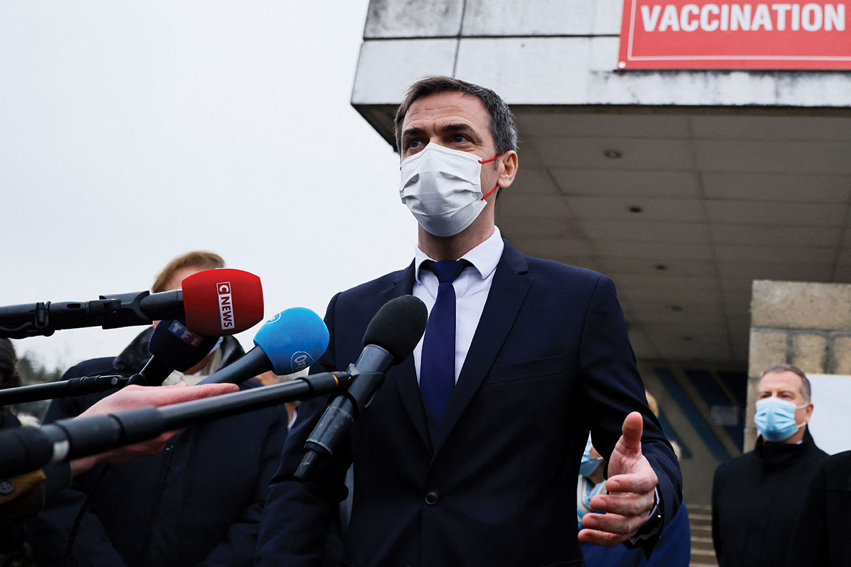 Covid-19: la France veut garder le rythme de la vaccination, la région parisienne inquiète