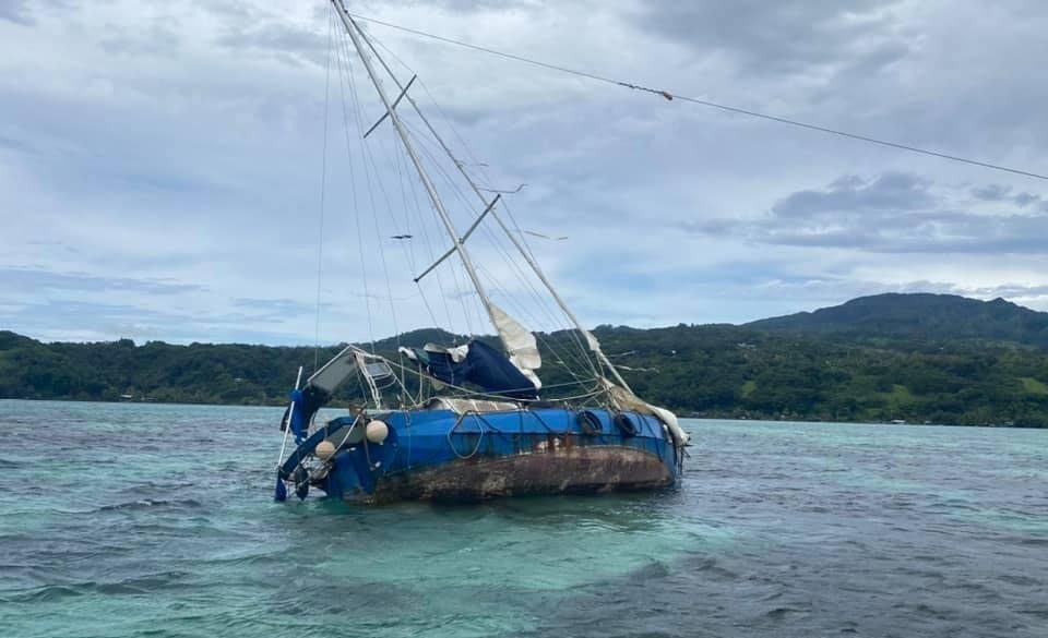Le Pays s’occupe du voilier poubelle de Toahotu