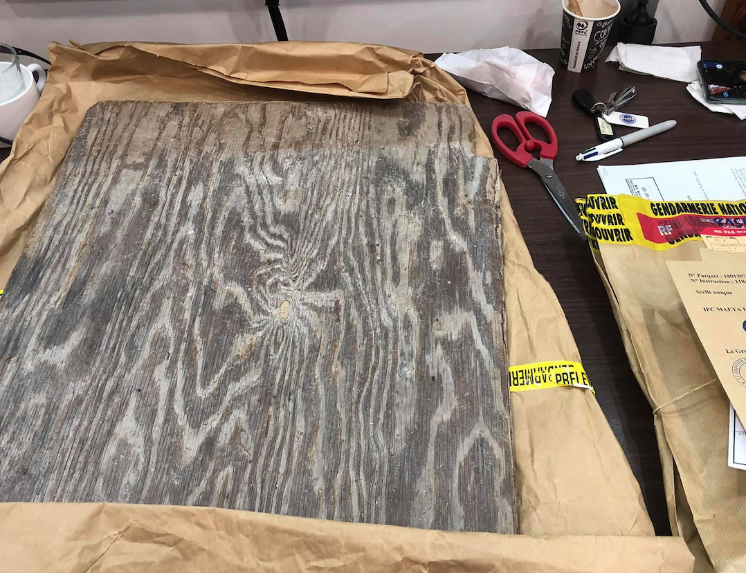 La planche de bois avec laquelle l'accusé avait frappé sa femme à plusieurs reprises.