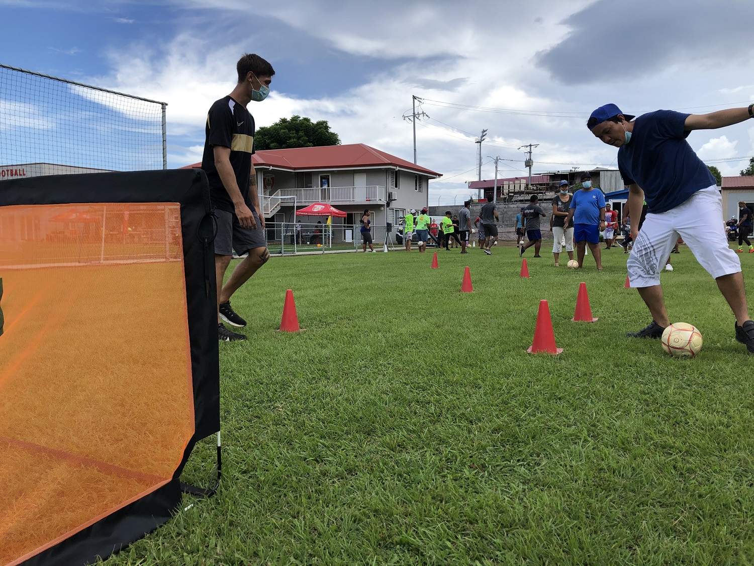 Après un échauffement en musique, les participants ont ensuite enchainé avec différents ateliers : travail de jonglage avec le “sense ball” (ballon relié à un élastique), ateliers de dribble ou encore de tirs sur cible.