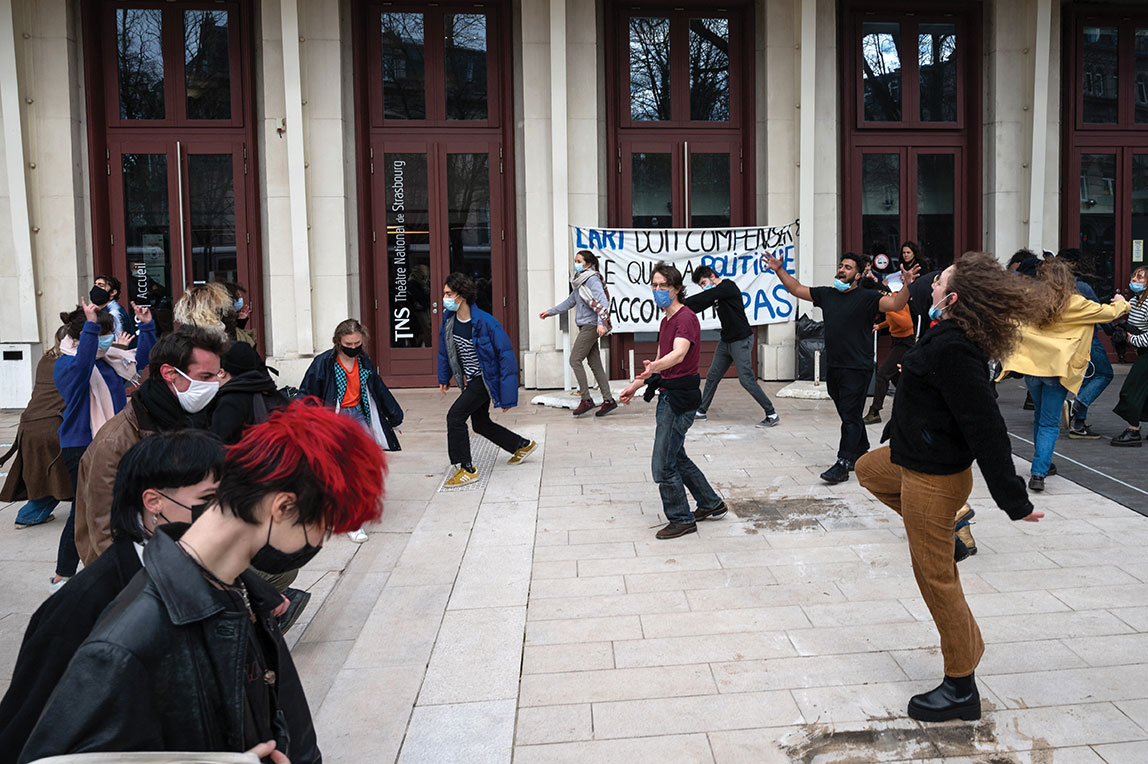 "Notre vie est là", clament les étudiants qui "habitent" le théâtre de Strasbourg depuis 4 jours