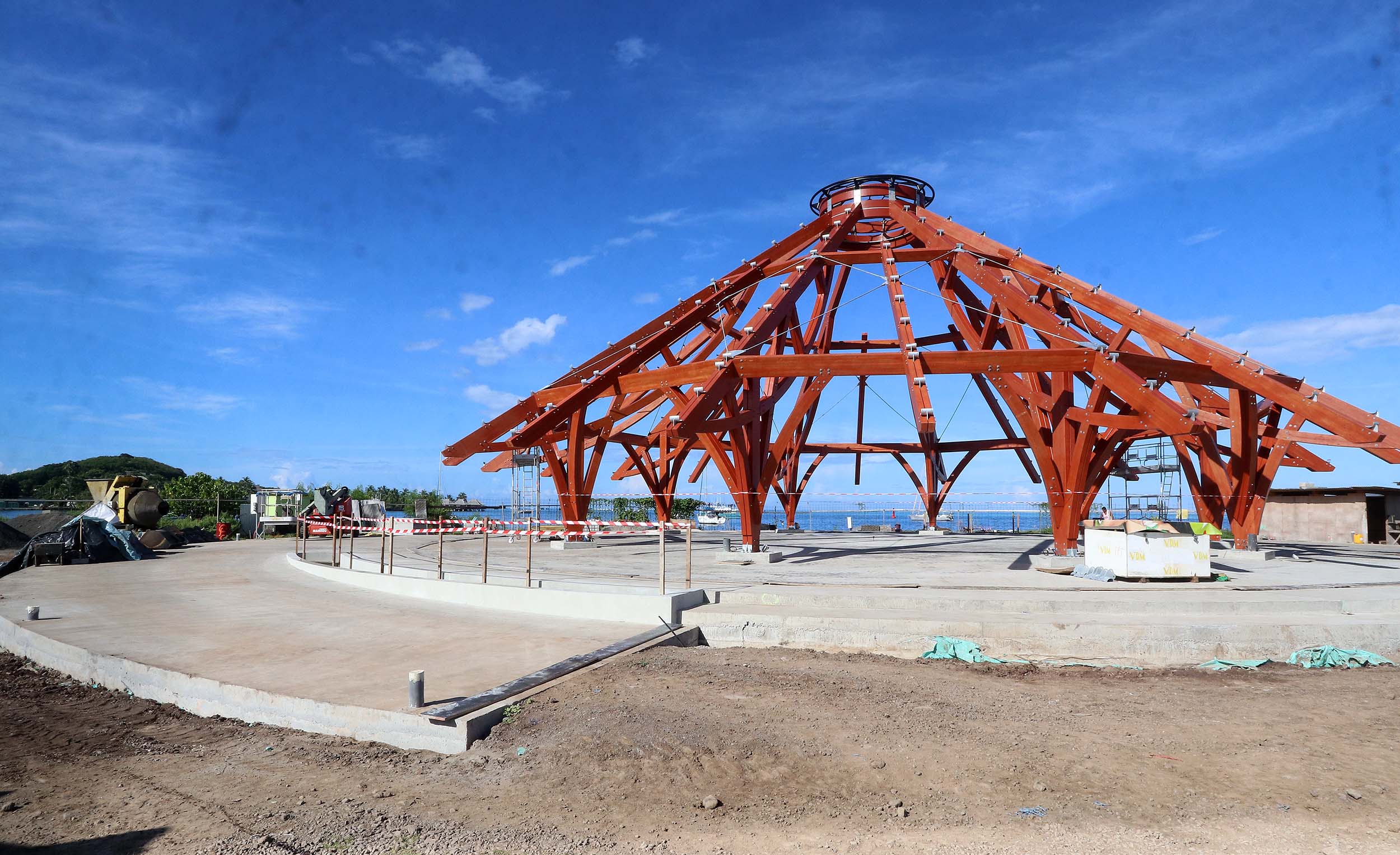 Les travaux d’aménagement ont débuté en octobre dernier par la construction du fare pōte'e. Ils devraient se poursuivre tout au long de l’année 2021 avec une livraison du site attendue pour le premier trimestre 2022.