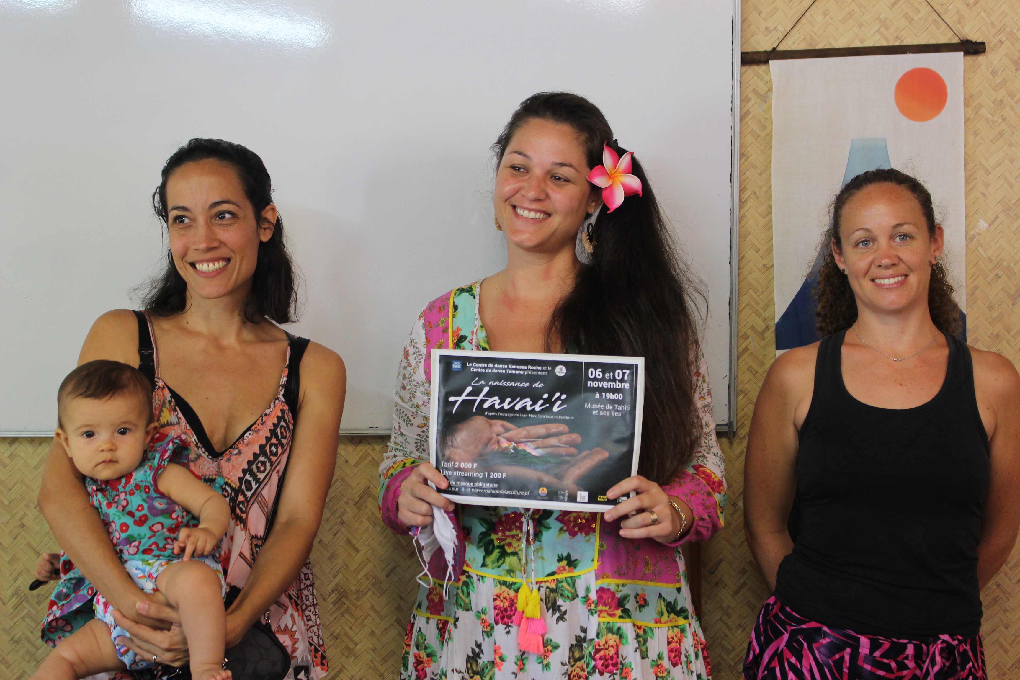 Vanessa Roche (à gauche) du centre Vanessa Roche et Solène Le Houëdec du centre Tamanu (à droite) présentant le spectacle avant les représentations de novembre.