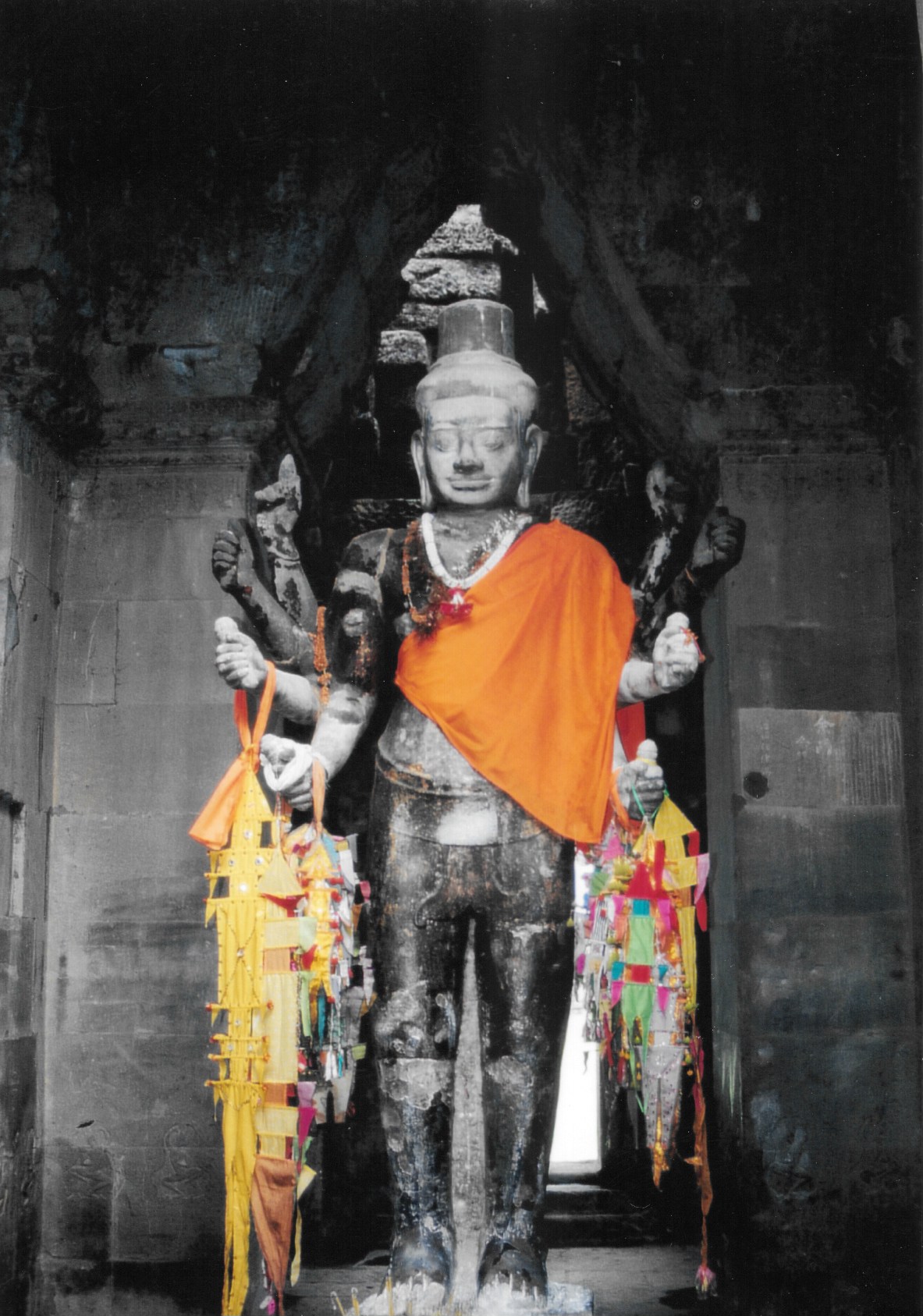 Cette statue représente le dieu Vishnu transformé en Lokesvara dans le temple d’Angkor Vat. Le Lokesvara est une forme non encore accomplie du Bouddha appelé Boddhisatva compatissant. Cette transformation montre combien les deux religions dominantes, bouddhisme et hindouisme, ont pu se mêler sur ce site.