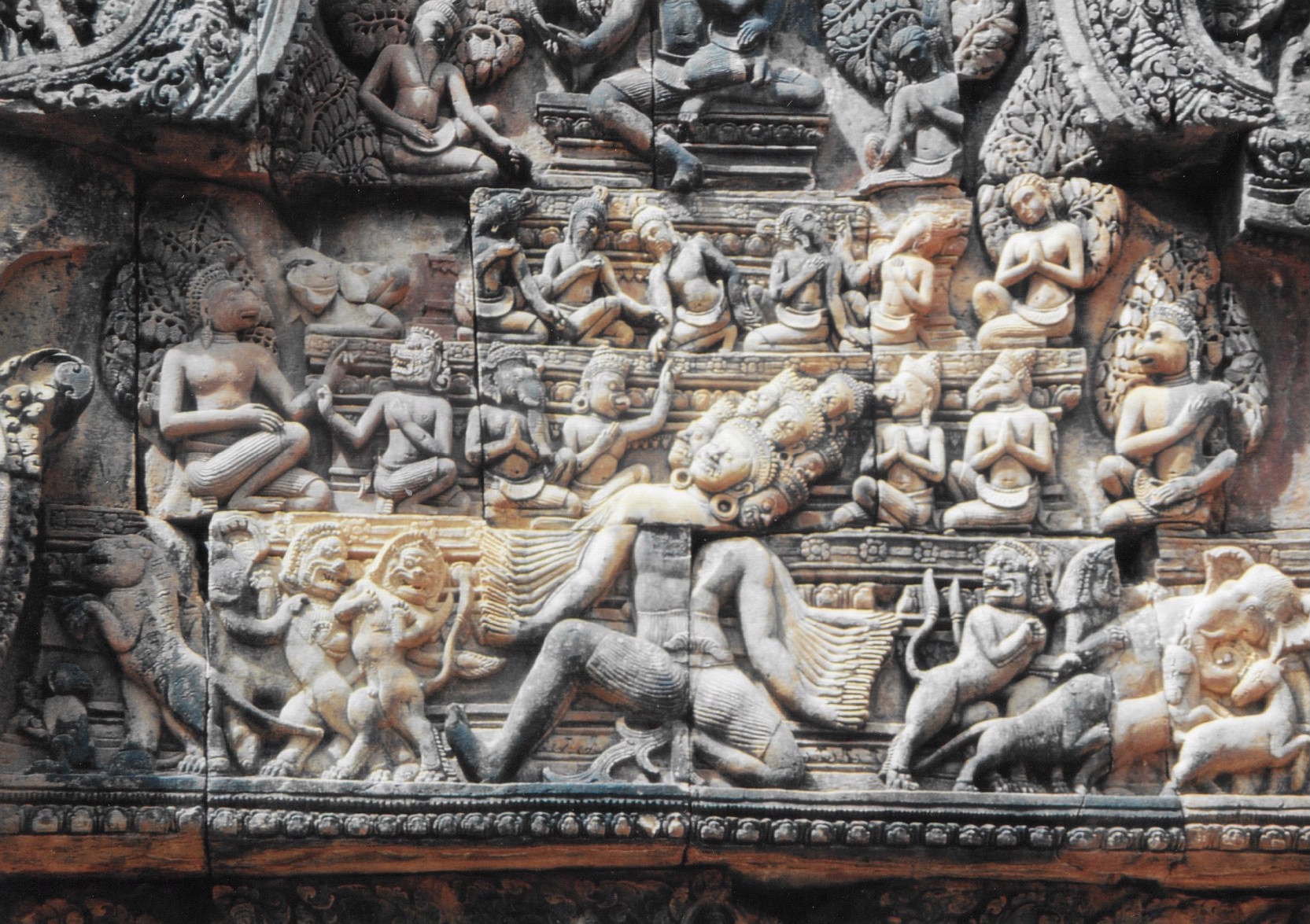 Les sculptures de Banteay Srei atteignent un degré de finesse inégalé à Angkor. Ce sont ces pièces que Malraux entendait revendre illégalement à des collectionneurs avant qu’il ne se fasse arrêter à son retour à Phnom Penh.
