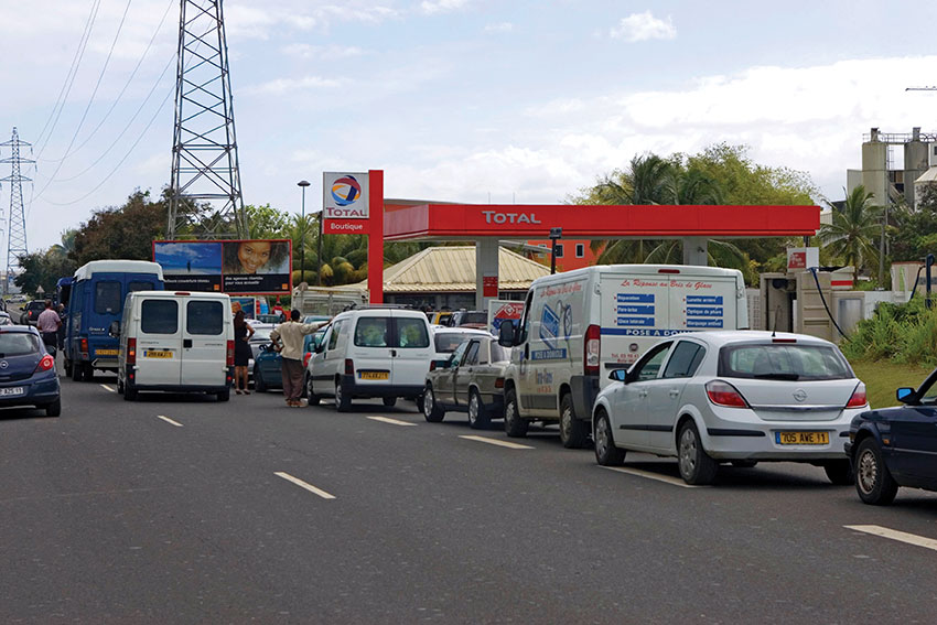 Guadeloupe: opération escargot des agents territoriaux