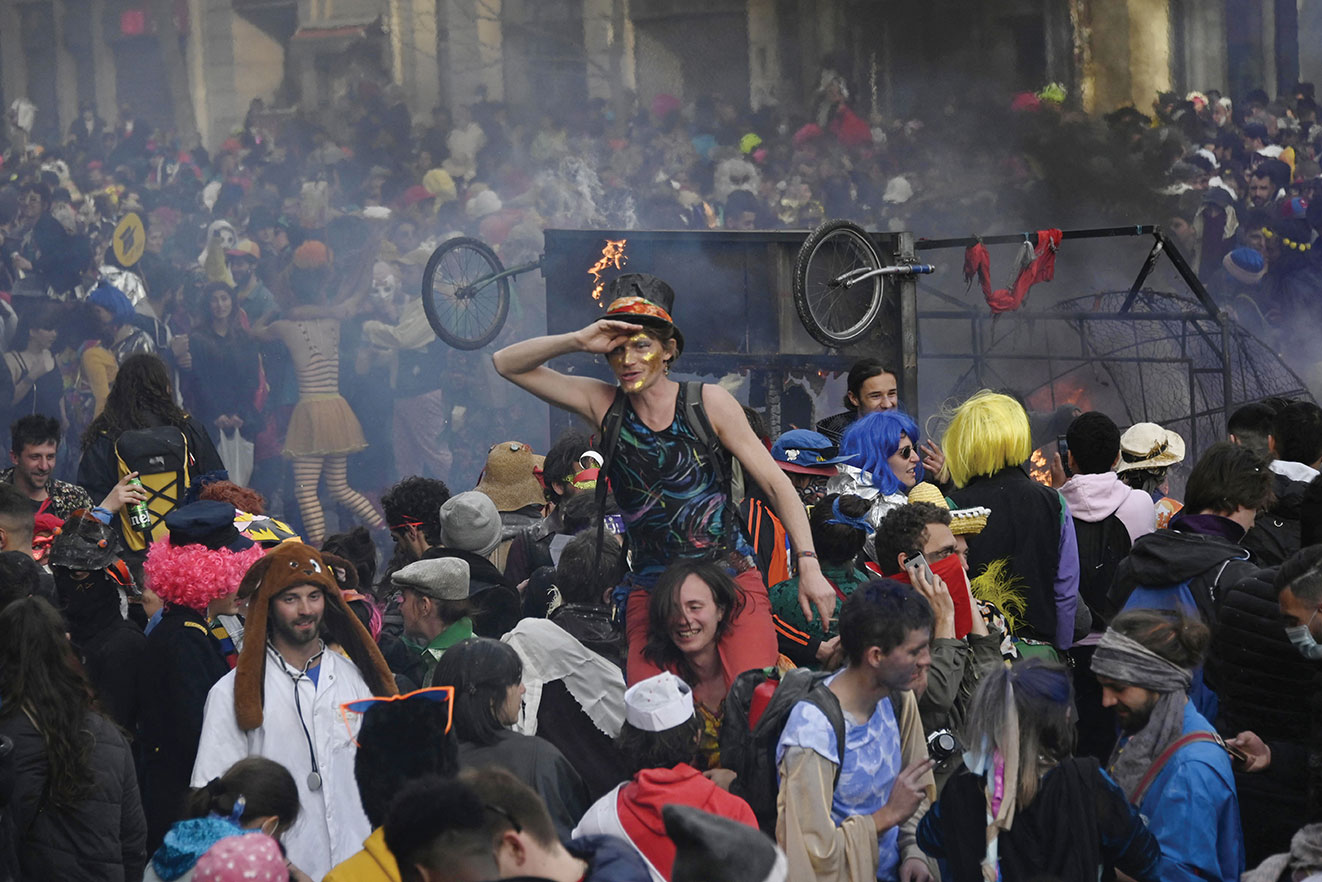 A Marseille, des milliers de personnes font fi des restrictions anti-Covid pour un carnaval