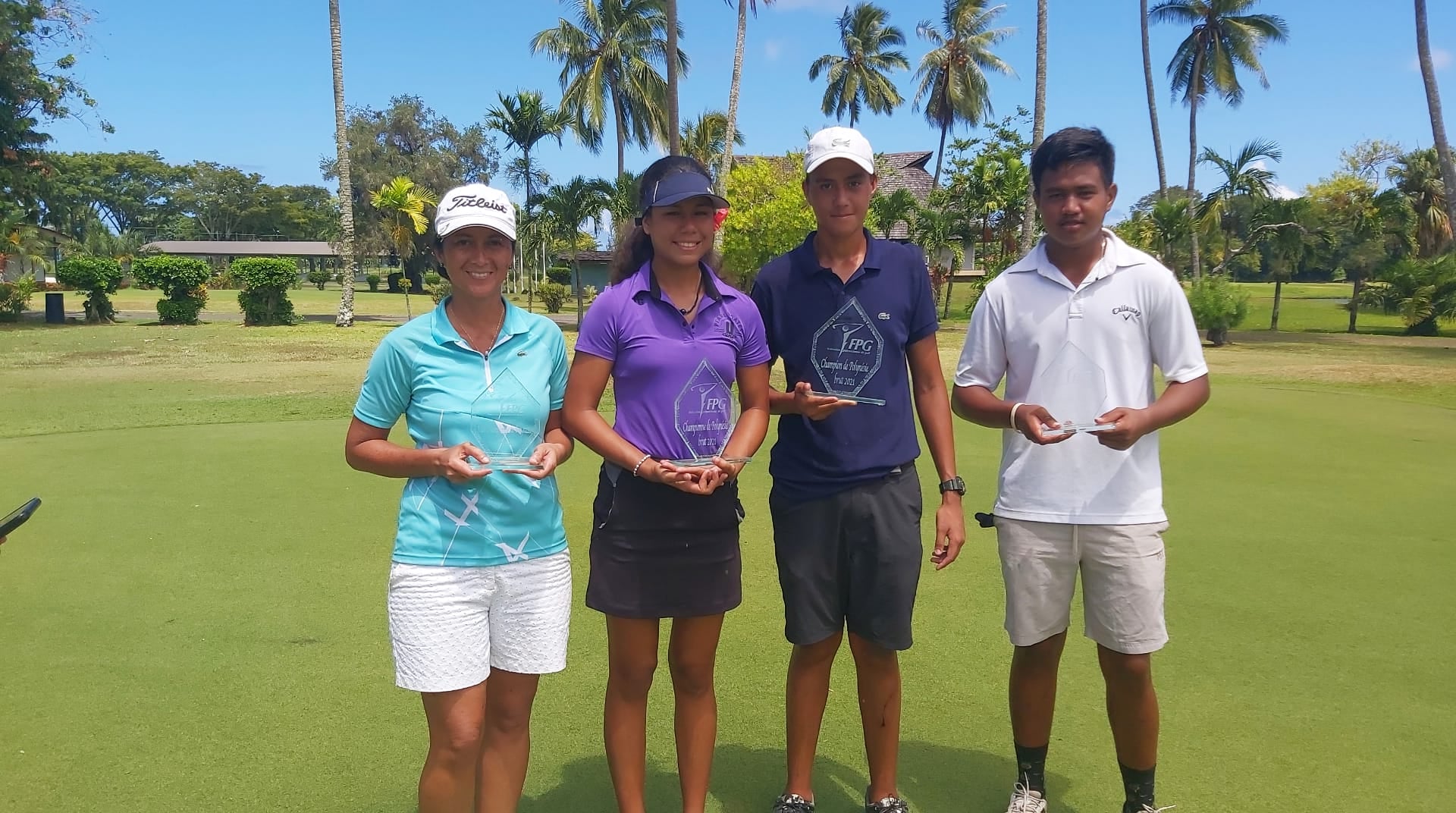 Rarau Taerea-Pani (centre gauche) et Ari de Maeyer (centre-droit), les champions de Polynésie de golf, aux côtés de leurs adversaires en finale, Laina Faraire et Tuaraina Tamata.
