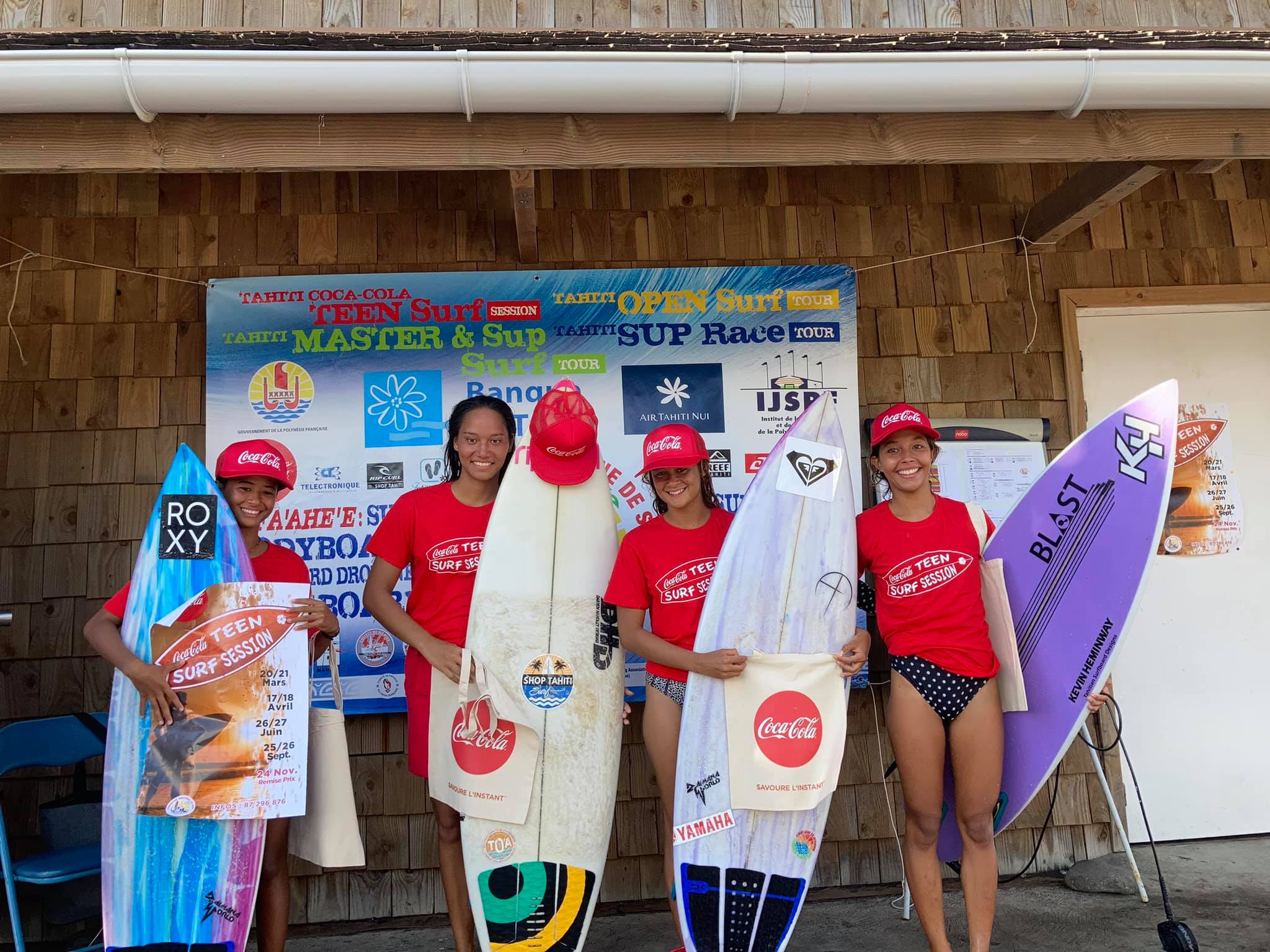 Kohai Fierro (extrême gauche) a remporté la finale dans la catégorie ondien 15-18 ans grâce à une note de 12.27. (photo : Tahiti Iti Surf Club)