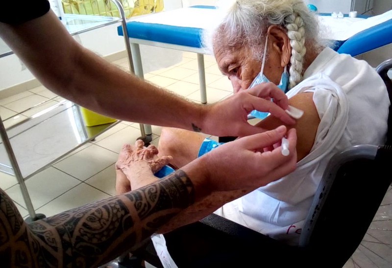 Vaccination : la doyenne de Hao montre l'exemple