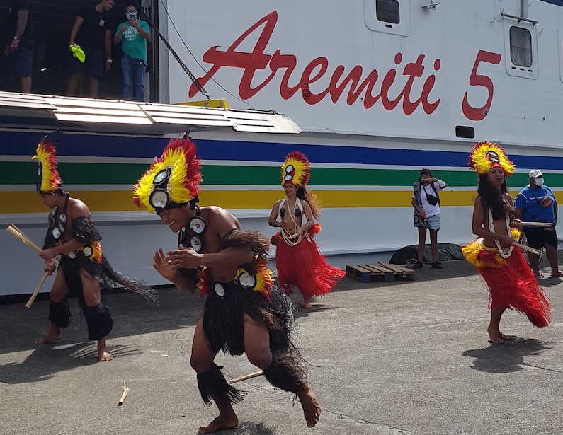 Les passagers de cette première traversée ont été accueillis par une troupe de danse sur le quai de Vaitape.
