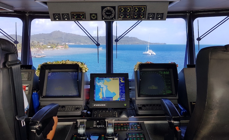 Le poste de pilotage de l'Aremiti 5, au quai de Bora Bora