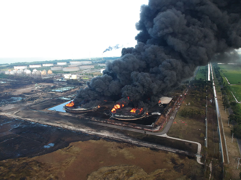 Vaste incendie dans une raffinerie en Indonésie