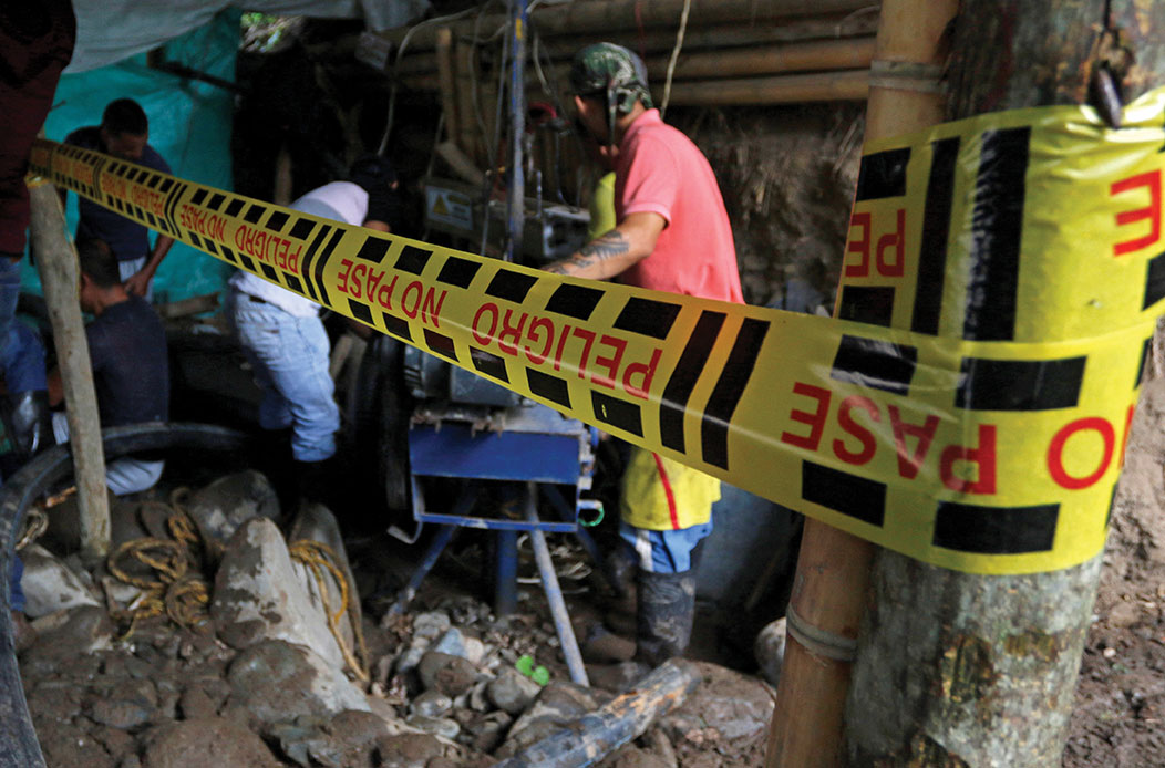 Colombie: course contre la montre pour sauver 11 mineurs d'or bloqués sous terre