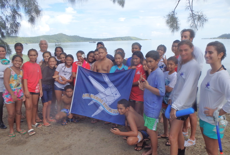 Les collégiens et l'équipe de l'aire marine éducative.