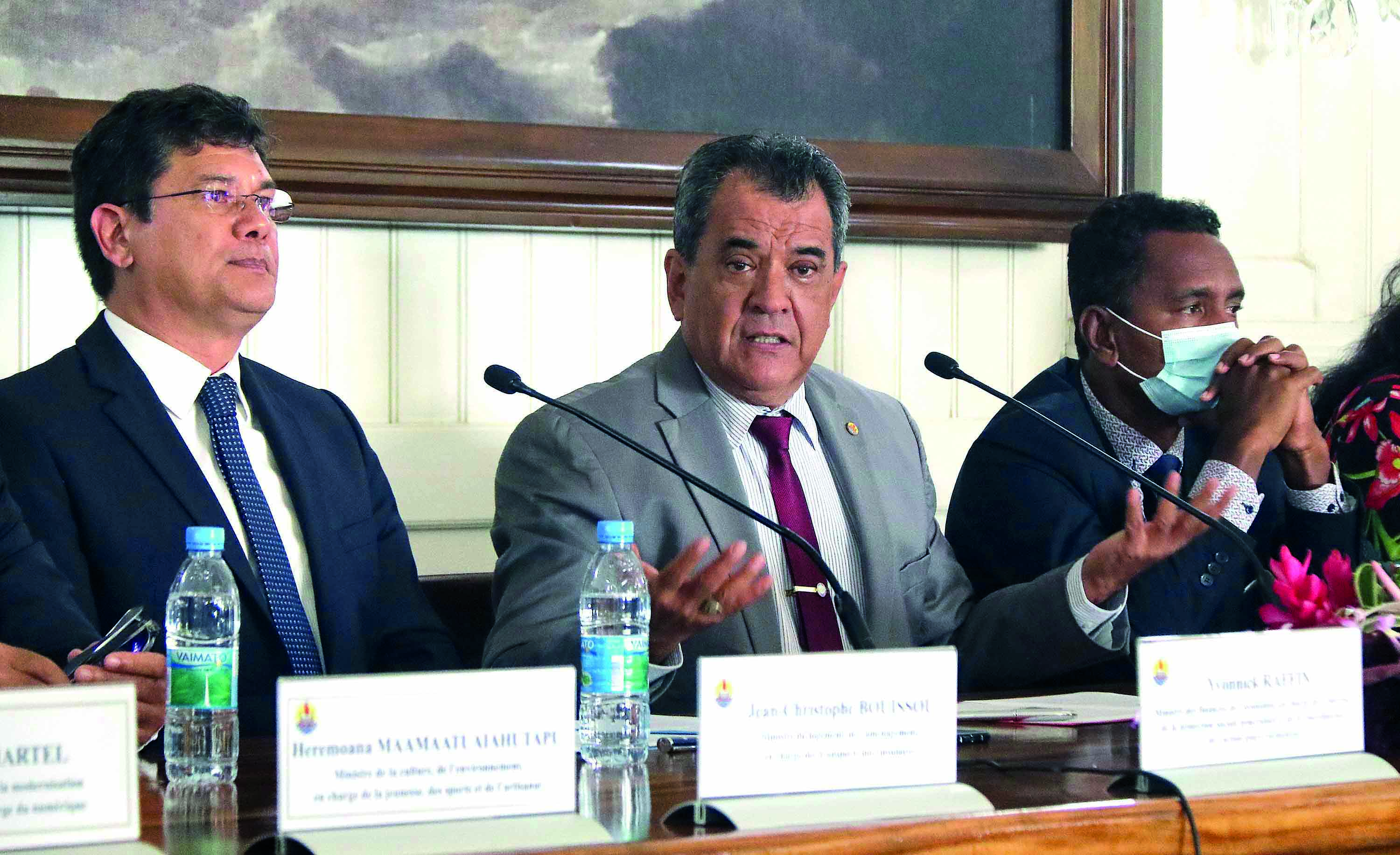 : Edouard Fritch et Yvonnick Raffin, mercredi en conférence de presse.