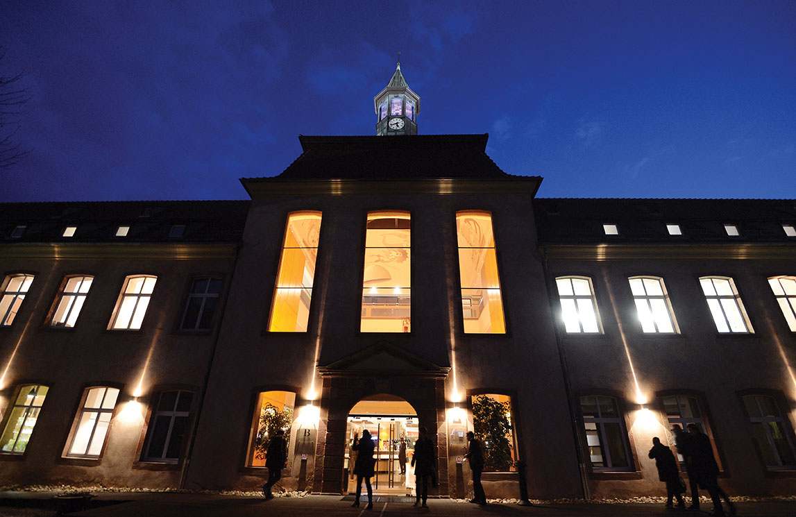 Macron remplace l'ENA par un "Institut du service public"