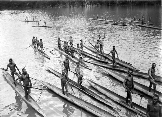 Cette photo date d’une expédition qui eut lieu en 1912 et 1913 ; elle montre des guerriers Asmats sur la Lorentz River. Ils étaient alors de redoutables chasseurs de têtes et des cannibales convaincus.