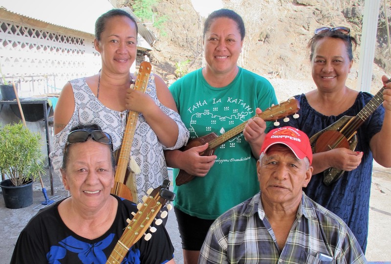 Pori fabrique et vend ses ukulele, et depuis peu il offre des cours à ses clients.