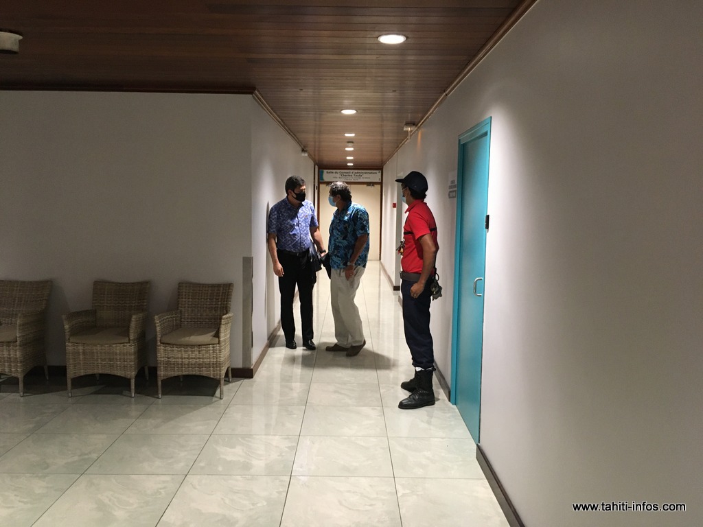 L'ancien directeur de la Caisse de prévoyance sociale, Yvonnick Raffin, aujourd'hui ministre en charge de la Protection sociale généralisée, en discussion avec le syndicaliste Patrick Galenon, président du CA de la CPS.