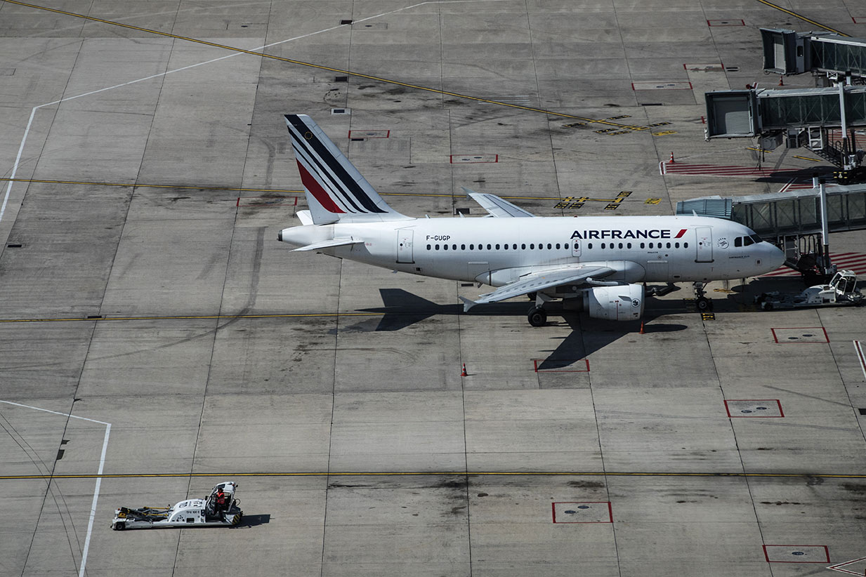 Covid-19: en pleine 3e vague, la France suspend les liaisons aériennes avec le Brésil