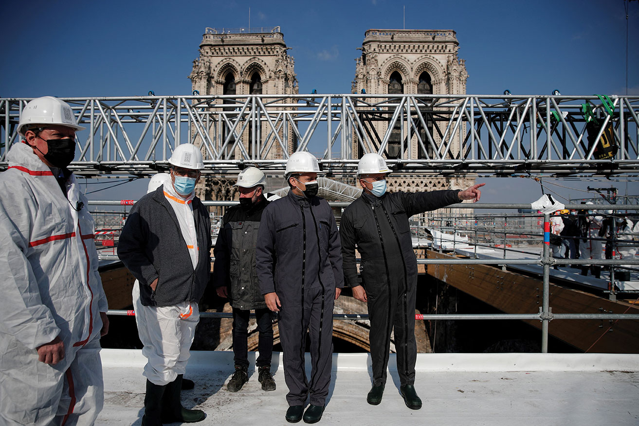 Deux ans après, Macron sur le toit éventré de Notre-Dame