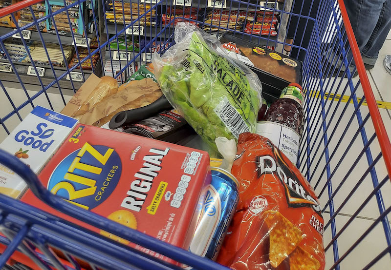 Beaucoup de familles touchées par le surendettement n'arrivent plus à remplir leur caddie.